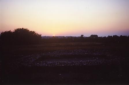 Tramonto al solstizio destate dal pronao del tempio adiunctum